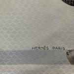 HERMES Paris : Carré en soie damassée, imprimé, titré "Fauconnerie...