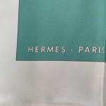 HERMES Paris : Carré en twill de soie imprimé et...