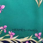 HERMES Paris : Carré en twill de soie imprimé "Cheval...