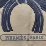 HERMES Paris : Carré en twill de soie imprimé Tigre...