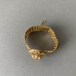Large bracelet en or jaune 18K à mailles losangiques et...
