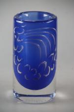OLLE ALBERIUS pour ORREFORS: Vase cylindrique de couleur bleu, signé...
