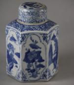 Pot couvert en céramique blanche et bleue à décor de...