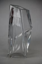DAUM: Grand vase en cristal stylisé. H: 33 cm.