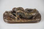 Bronze de Vienne représentant un chien allongé. H: 6 cm...