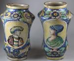 ALBARELI Venise: Paire de vases en faiences à décor de...
