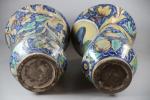 ALBARELI Venise: Paire de vases en faiences à décor de...