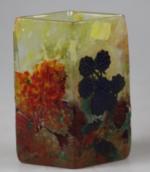 DAUM NANCY: Vase de forme losangé à décors de mûres...