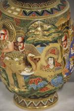 SATSUMA: Paire de vases en porcelaine à décor de personnages...