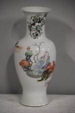 Vase de forme balustre en porcelaine sur fond blanc à...