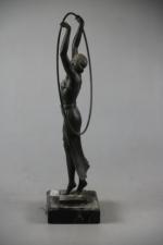 CHARLES: "Femme au cerceau" Statue en bronze, reposant sur un...