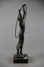 CHARLES: "Femme au cerceau" Statue en bronze, reposant sur un...