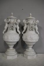 SEVRES: Paire de vases couverts de style Louis XVI en...