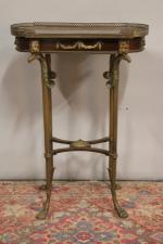 Table d'appoint de style Napoléon III reposant sur des pieds...