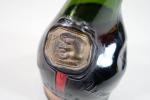 Bouteille d'Armagnac VSOP Saint-Vivant, dans une bouteille asymétrique marquée Exposition...