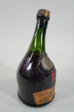 Bouteille d'Armagnac VSOP Saint-Vivant, dans une bouteille asymétrique marquée Exposition...