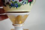 Paire de vases en porcelaine de Paris , les anses...