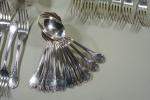 CHRISTOFLE : Ménagère en métal argenté modèle Marly comprenant 140...