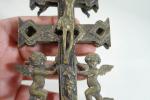 Petit crucifix d'applique en bronze, chaque face portant un décor...