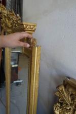 Grand miroir en bois et stuc doré à décor de...