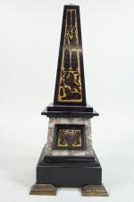 Obélisque de bureau en marbre polychrome à décor égyptisant sur...
