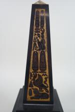 Obélisque de bureau en marbre polychrome à décor égyptisant sur...