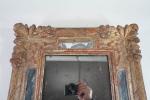 Petit miroir rectangulaire à parecloses en stuc et bois doré...