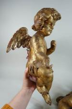 Paire d'angelots  en bois doré sculpté, initialement montés H...