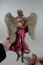 NAPLES : Deux anges d'applique en bois polychrome, vêtus d'une...