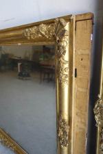 Miroir trumeau rectangulaire en bois et stuc doré orné de...