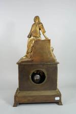 Pendule en bronze doré à l'effigie d'une orientale assise, tenant...