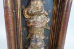 Statuette en bois polychrome et doré représentant la Vierge écrasant...