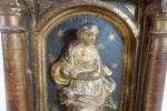 Statuette en bois polychrome et doré représentant la Vierge écrasant...