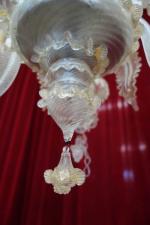 MURANO : Lustre en verre blanc à incrustations dorées éclairant...