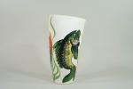 VALLAURIS : Vase triangulaire en faïence à décor de poissons,...
