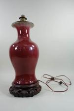 Lampe balustre en porcelaine imitant la laque rouge, sans abat-jour...