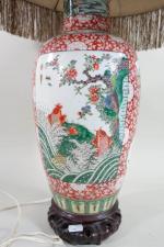 Vase en porcelaine blanche à décor de dragon pêchant un...