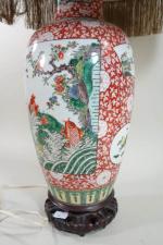 Vase en porcelaine blanche à décor de dragon pêchant un...