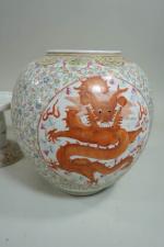 Paire de photophores en porcelaine blanche à décor de dragons...