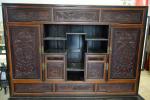 Grand meuble cabinet en bois sculpté à décor de personnages...