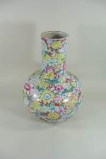CHINE - XXe siècle
Vase balustre à haut col en porcelaine...