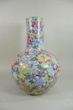 CHINE - XXe siècle
Vase balustre à haut col en porcelaine...