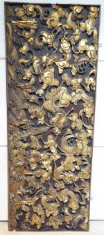 CHINE - Vers 1900 : Panneau en bois doré et...