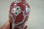 Petit vase balustre en porcelaine à décor de fleurs de...