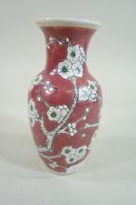 Petit vase balustre en porcelaine à décor de fleurs de...