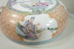 CHINE - XXe siècle : Boîte lenticulaire en porcelaine à...