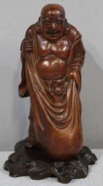 Bouddha en bois sur son socle . hauteur 21 cm...