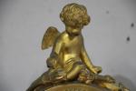 Pendule en bronze doré, ornée de pièces en faïence polychrome...
