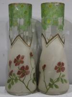 Paire de vases en verre polychrome à décor de fleurs....