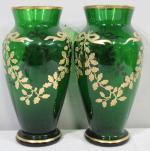 Paire de vases en verre teinté vert à décor de...